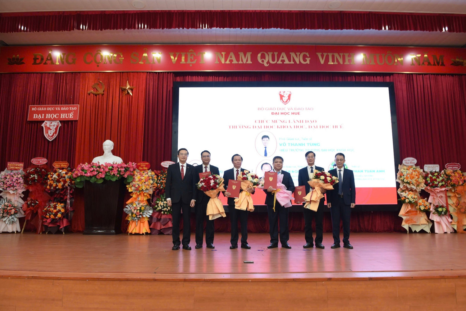 GS.TS.Nguyễn Vũ Quốc Huy - Quyền Giám đốc Đại học Huế và GS.TS.Trần Đăng Hòa - Phó Giám đốc Đại học Huế trao quyết định và tặng hoa chúc mừng Ban Giám hiệu Trường Đại học Khoa học.