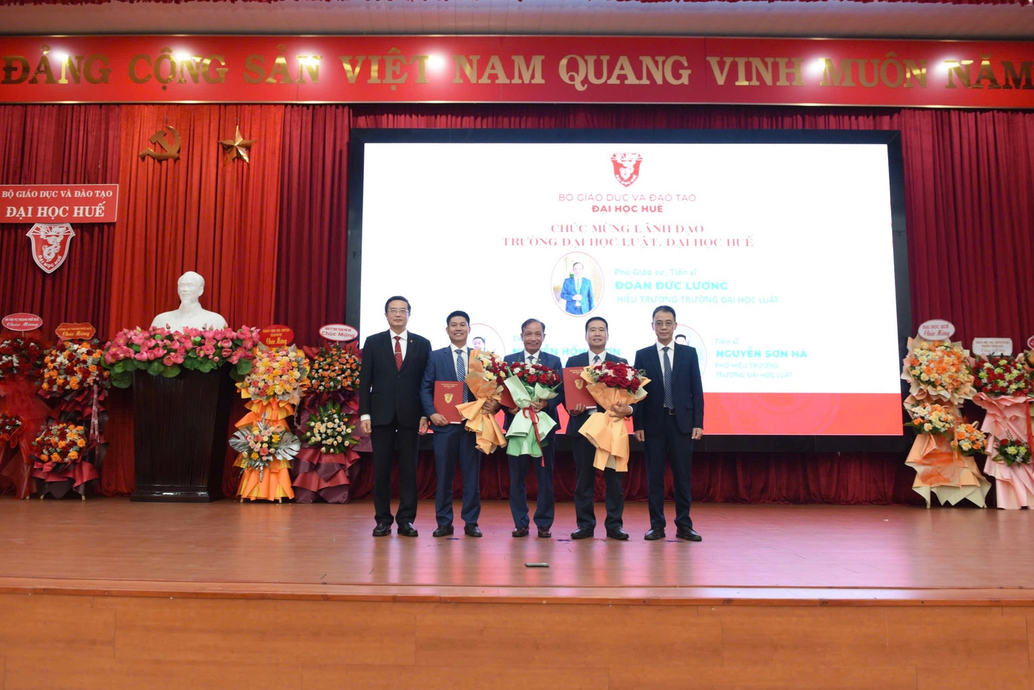 GS.TS.Nguyễn Vũ Quốc Huy - Quyền Giám đốc Đại học Huế và GS.TS.Trần Đăng Hòa - Phó Giám đốc Đại học Huế trao quyết định và tặng hoa chúc mừng Ban Giám hiệu Trường Đại học Luật