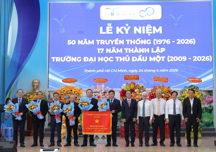 Trường Đại học Thủ Dầu Một nhận Cờ truyền thống từ Ủy ban Nhân dân TPHCM.