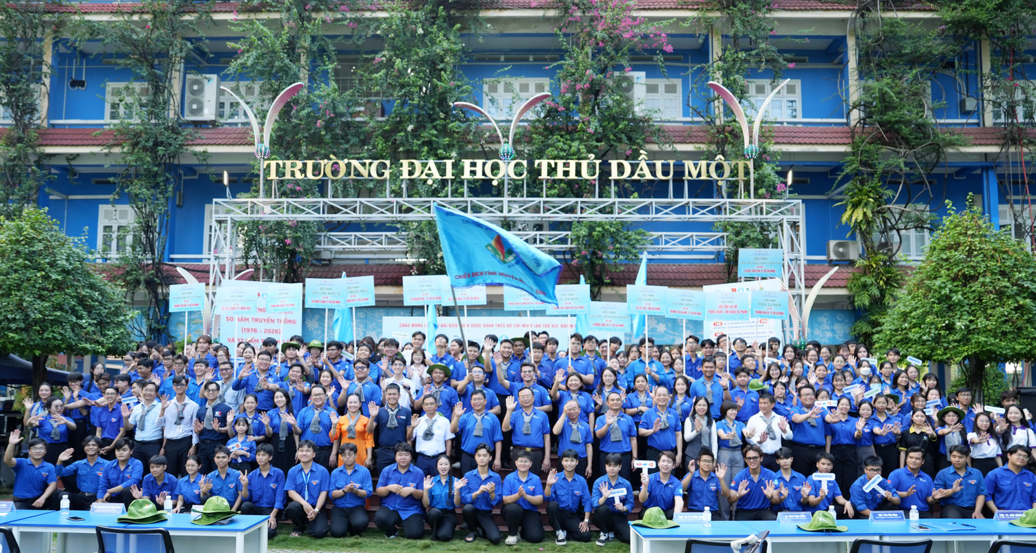 Các đại biểu và chiến sĩ tình nguyện lưu lại khoảnh khắc trước khi triển khai các hoạt động trên nhiều mặt trận