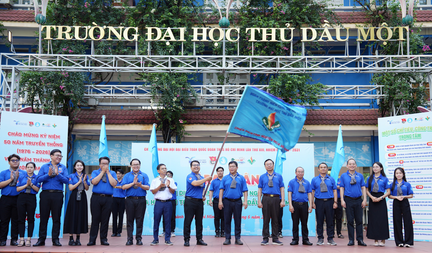 Cờ lệnh được trao đến các đội hình tình nguyện, mở đầu hành trình cống hiến của tuổi trẻ Trường Đại học Thủ Dầu Một. Ảnh: NTCC