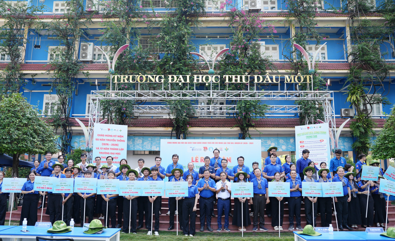 Các đội hình tình nguyện ra mắt với quyết tâm thực hiện hiệu quả các công trình, phần việc vì cộng đồng. Ảnh: NTCC