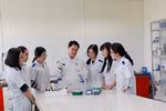 Giảng viên Trường Đại học Nông Lâm Thành phố Hồ Chí Minh hướng dẫn sinh viên trong thao tác sinh học phân tử. Ảnh: Nhà trường từng cung cấp