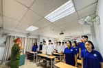 Trường Trung học phổ thông Mai Hắc Đế phối hợp với cơ quan chức năng tuyên truyền pháp luật cho học sinh. Ảnh: NTCC