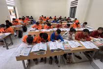 Học sinh Trường Phổ thông dân tộc bán trú Trung học cơ sở Ma Lé (xã Lũng Cú, tỉnh Tuyên Quang) học với sách giáo khoa bộ “Kết nối tri thức với cuộc sống”. Ảnh: NTCC.