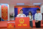 Sinh viên Học viện Nông nghiệp Việt Nam thực hiện bỏ phiếu bầu cử.