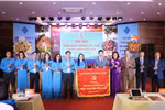 Lãnh đạo phường Cửa Nam trao tặng bức trướng tới Đại hội.