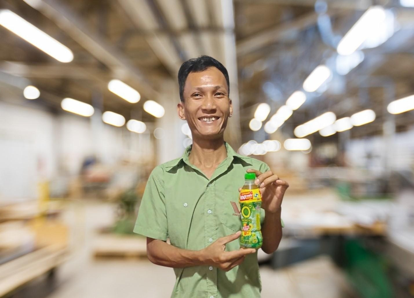 Anh Nguyễn Xuân Trung là khách hàng may mắn nhất trong hè 2025 khi trúng 100 triệu đồng nhờ giải nhiệt, giảm căng thẳng mỗi ngày với Trà Xanh Không Độ. (Ảnh NVCC).