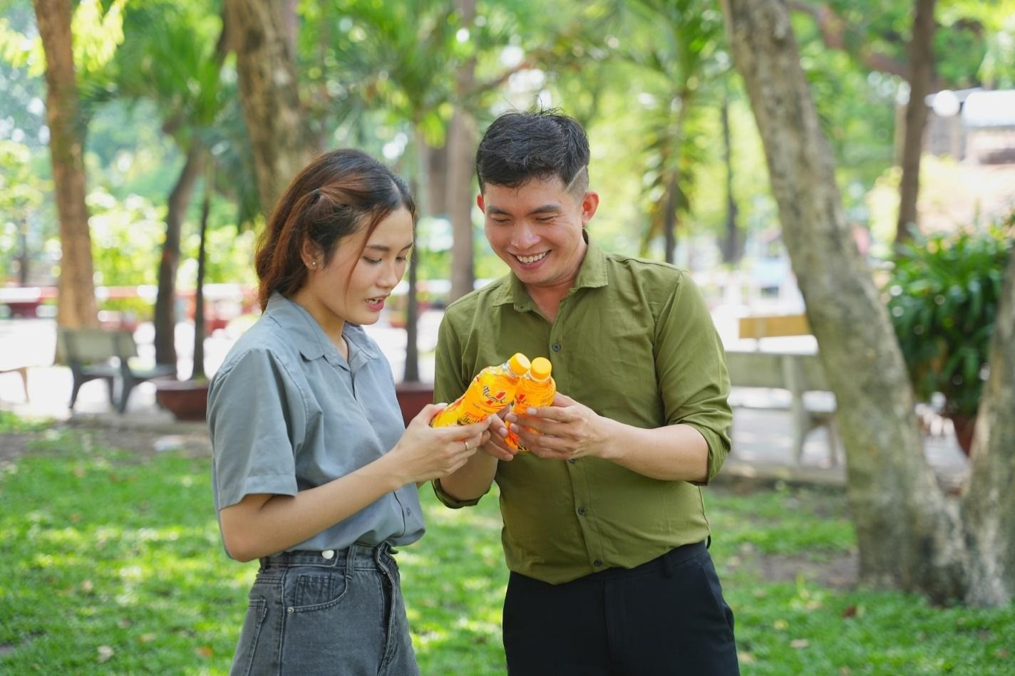 Sau khi uống, nhiều người nán lại thêm vài phút để xé nhãn, lấy mã và nhập vào điện thoại.