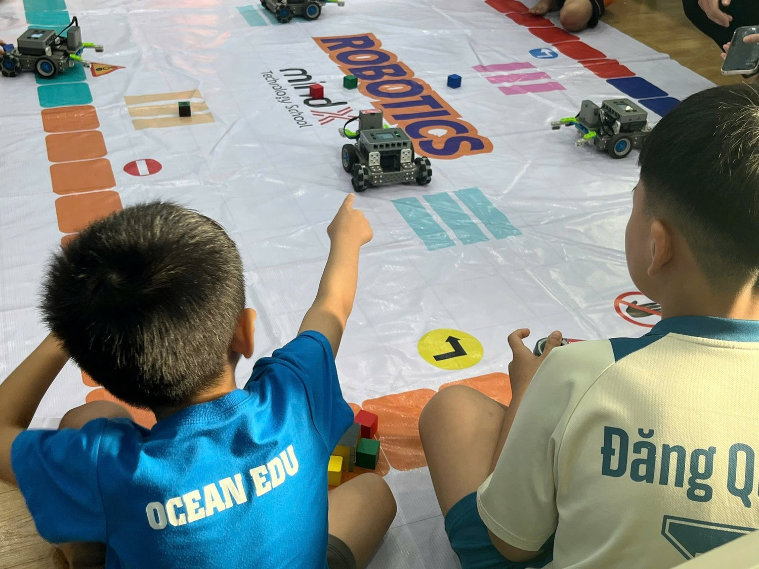 Học viên Ocean Edu trải nghiệm lập trình và điều khiển robot trong chương trình Summer Edventure.