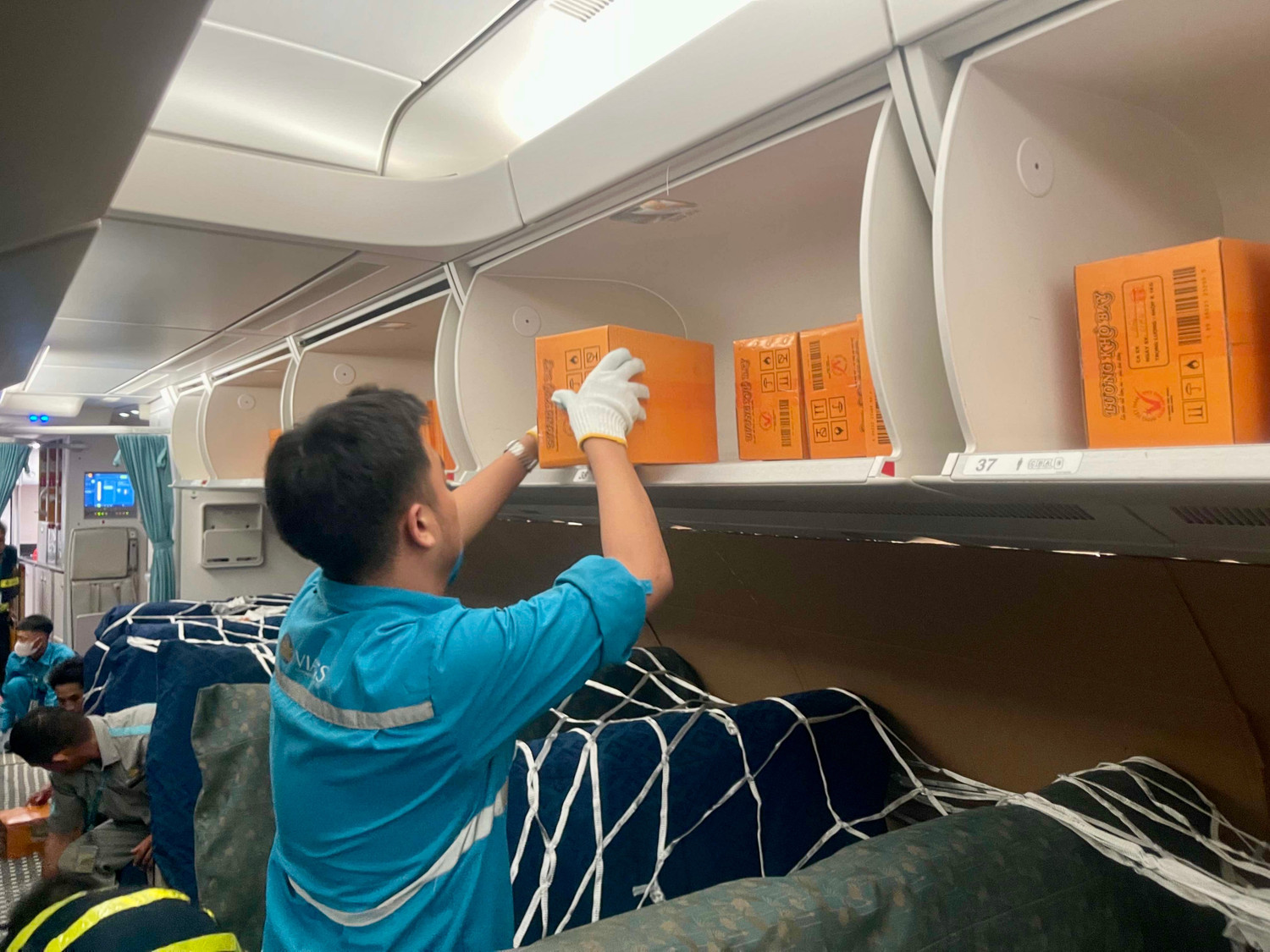 53-hang-hoa-duoc-chat-xep-tren-cabin-de-tang-them-khoi-luong-chuyen-cho.jpg