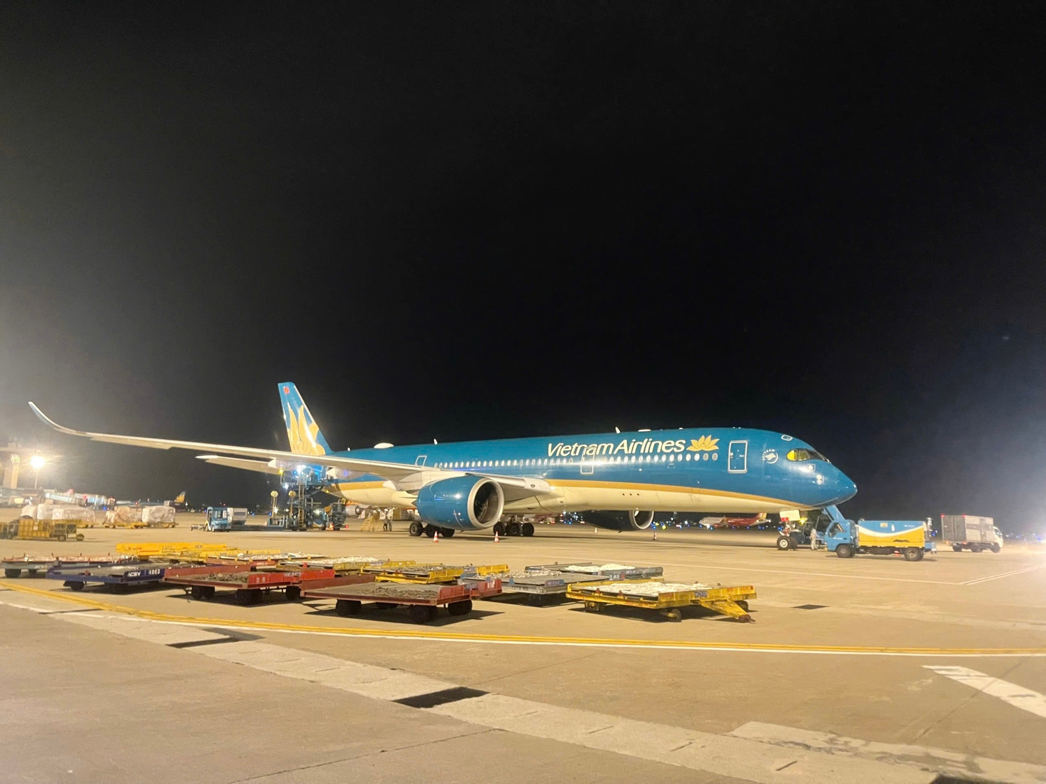 2-chuyen-bay-mang-so-hieu-vn68-khai-thac-bang-may-bay-than-rong-airbus-a350-cat-canh-tu-cang-hang-khong-quoc-te-noi-bai-luc-23h30-ngay-29-6.jpg