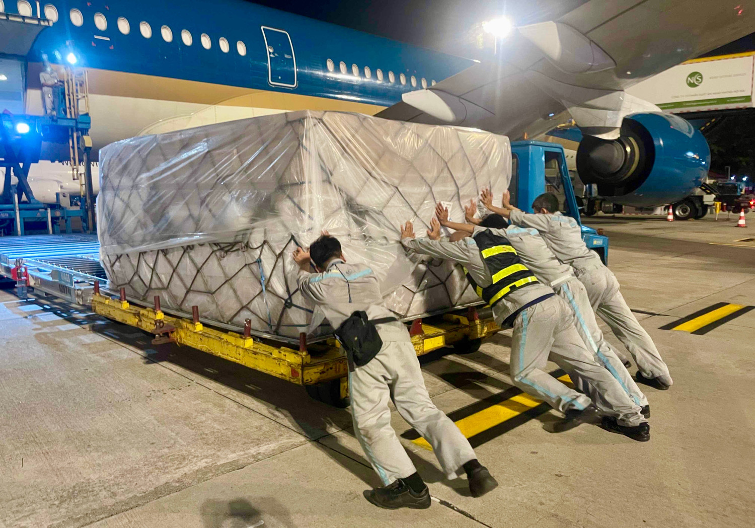 61-vietnam-airlines-da-huy-dong-toi-da-nguon-luc-de-trien-khai-chuyen-bay-dac-biet-bao-dam-dua-hang-hoa-ho-tro-den-venezuela-trong-thoi-gian-som-nhat.jpg