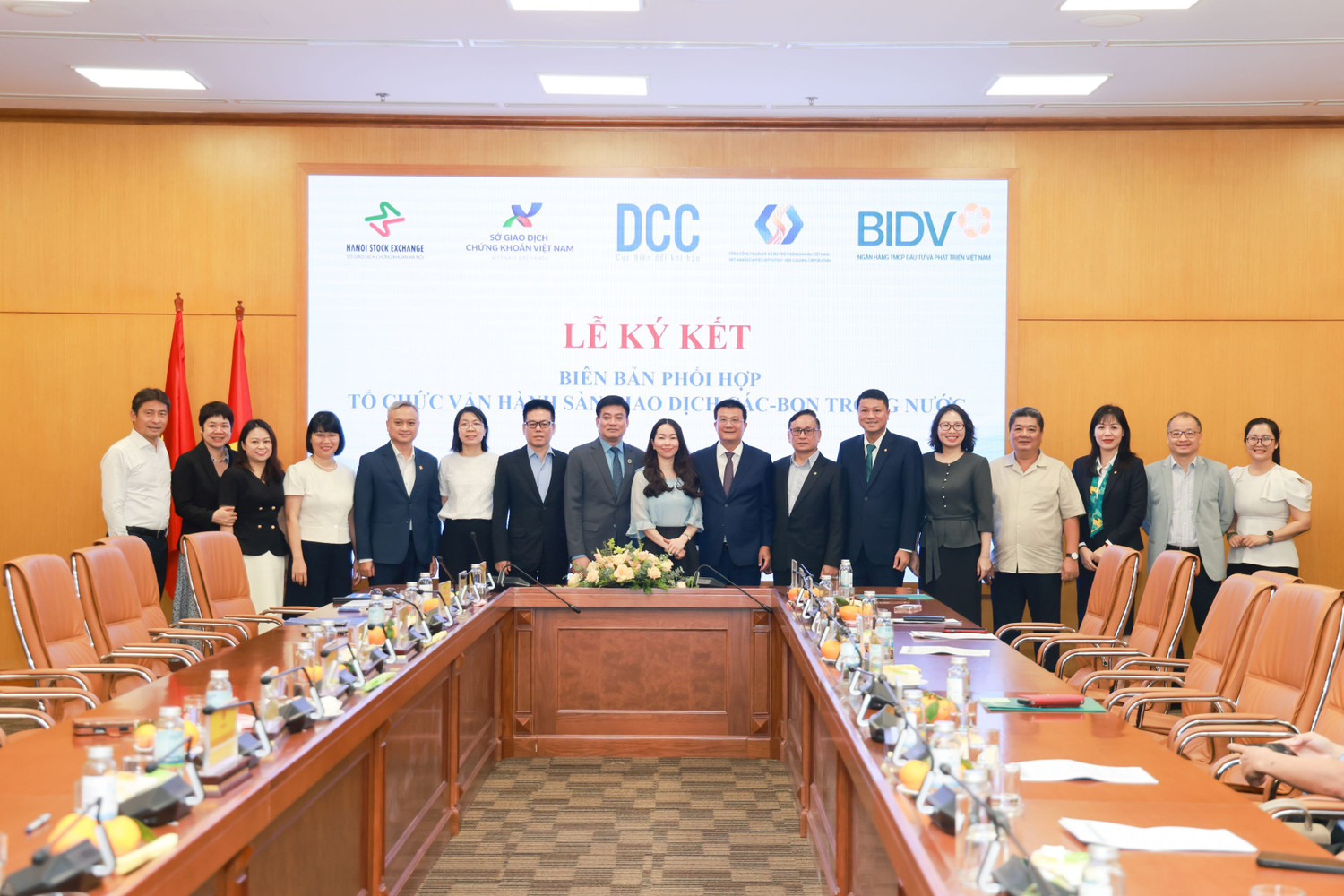 dai-dien-cac-don-vi-tham-du-le-ky-ket-chup-anh-luu-niem.jpg