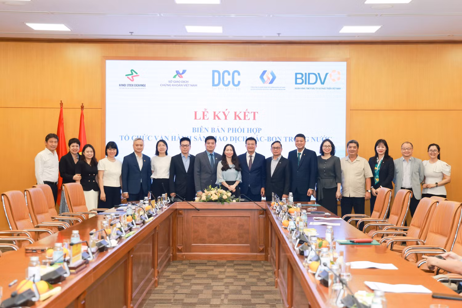 dai-dien-cac-don-vi-tham-du-le-ky-ket-chup-anh-luu-niem.jpg