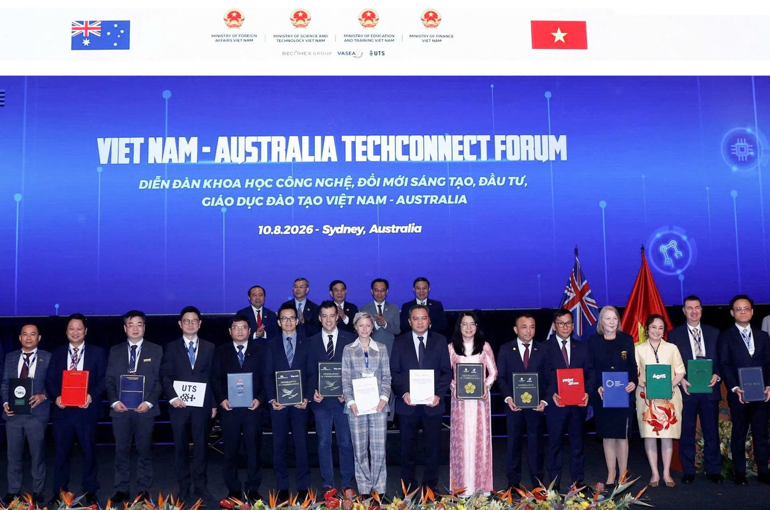 1-ptgd-vietnam-airlines-nguyen-quang-trung-dung-thu-6-tu-trai-sang-cung-cac-doi-tac-trao-bien-ban-ghi-nho-hop-tac-tai-dien-dan-khoa-hoc-cong-nghe-doi-moi-sang-tao-dau-tu-giao-duc-dao-tao-viet-nam-australia.jpg