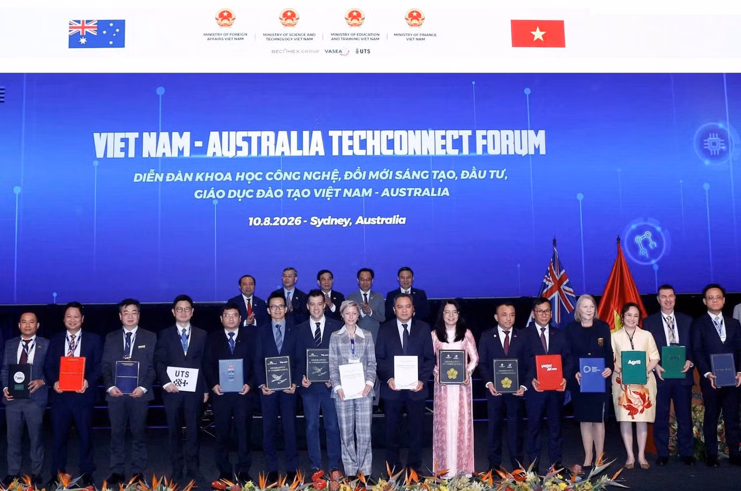1-ptgd-vietnam-airlines-nguyen-quang-trung-dung-thu-6-tu-trai-sang-cung-cac-doi-tac-trao-bien-ban-ghi-nho-hop-tac-tai-dien-dan-khoa-hoc-cong-nghe-doi-moi-sang-tao-dau-tu-giao-duc-dao-tao-viet-nam-australia.jpg