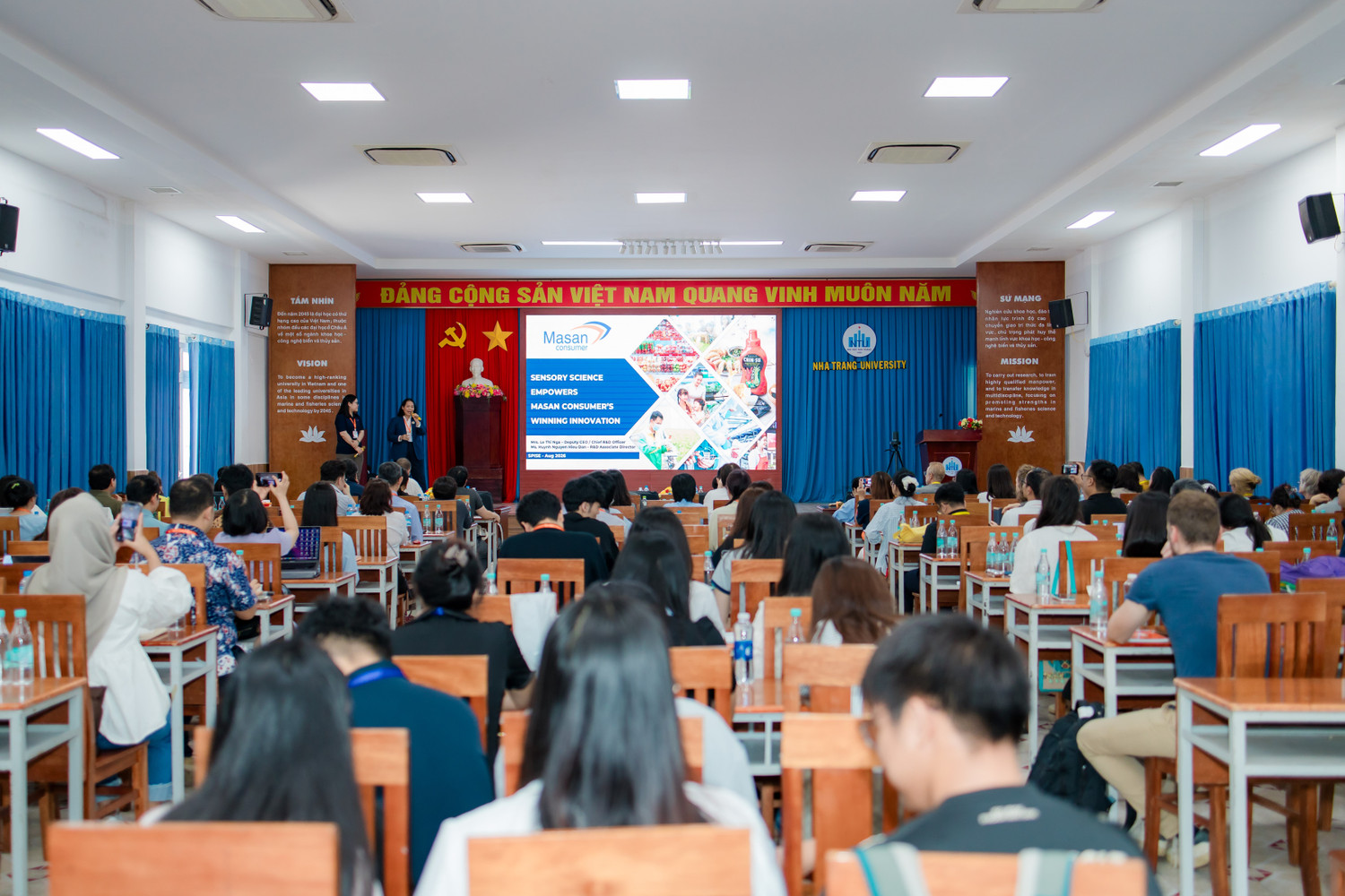 hinh-1-ba-le-thi-nga-pho-tong-giam-doc-phu-trach-nghien-cuu-va-phat-trien-san-pham-cua-masan-consumer-da-trinh-bay-tham-luan-4.jpg