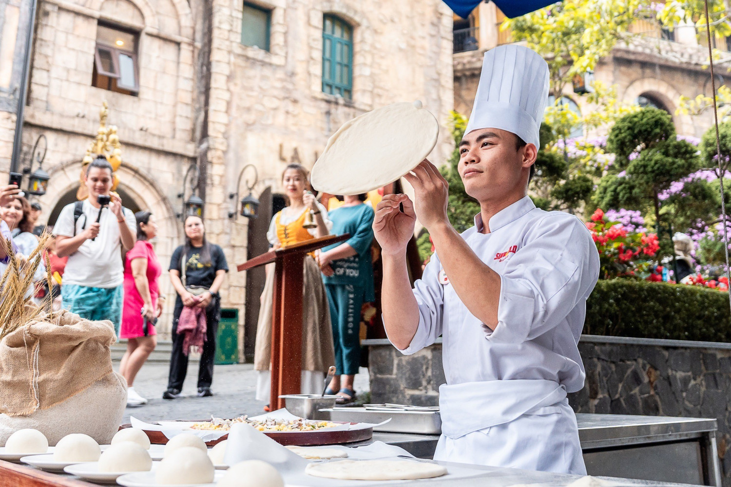 Đầu bếp trình diễn màn tung bánh điêu luyện.