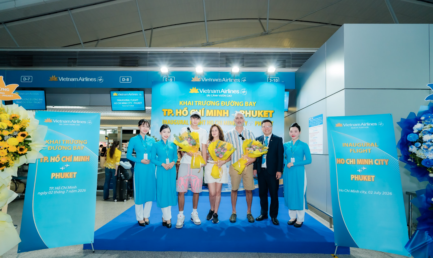 anh-3-vietnam-airlines-tang-hoa-cho-nhung-hanh-khach-nuoc-ngoai-dau-tien-tren-chuyen-bay-khai-truong-tphcm-phuket-tai-khu-vuc-lam-thu-tuc-o-san-bay-tan-son-nhat.png