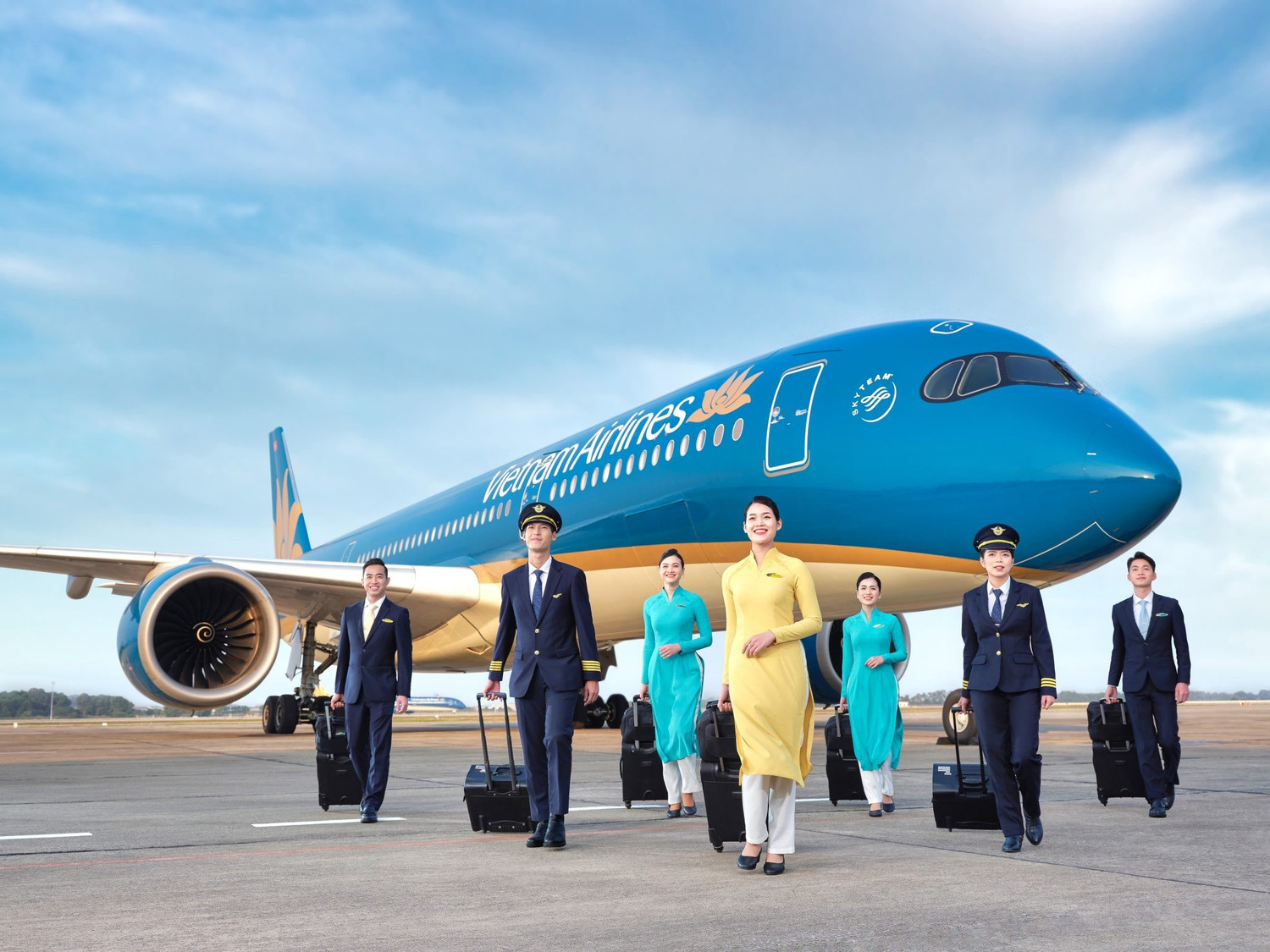 2-vietnam-airlines-duoc-danh-gia-cao-nho-theo-duoi-mo-hinh-lay-khach-hang-lam-trong-tam-khong-ngung-cai-thien-chat-luong-dich-vu-va-xay-dung-uy-tin-thuong-hieu.jpg