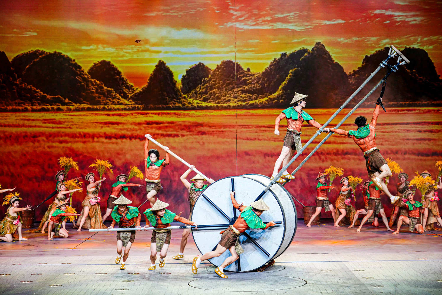 3-cac-nghe-si-thuc-hien-nhung-man-trinh-dien-ky-thuat-tren-khong-ket-hop-ngon-ngu-mua-xiec-va-hieu-ung-san-khau-de-tai-hien-nhung-lat-cat-giau-cam-xuc-cua-lich-su-dan-toc.jpg