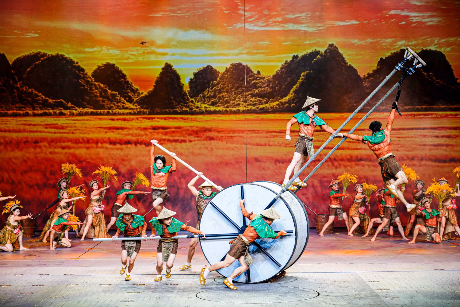 3-cac-nghe-si-thuc-hien-nhung-man-trinh-dien-ky-thuat-tren-khong-ket-hop-ngon-ngu-mua-xiec-va-hieu-ung-san-khau-de-tai-hien-nhung-lat-cat-giau-cam-xuc-cua-lich-su-dan-toc.jpg
