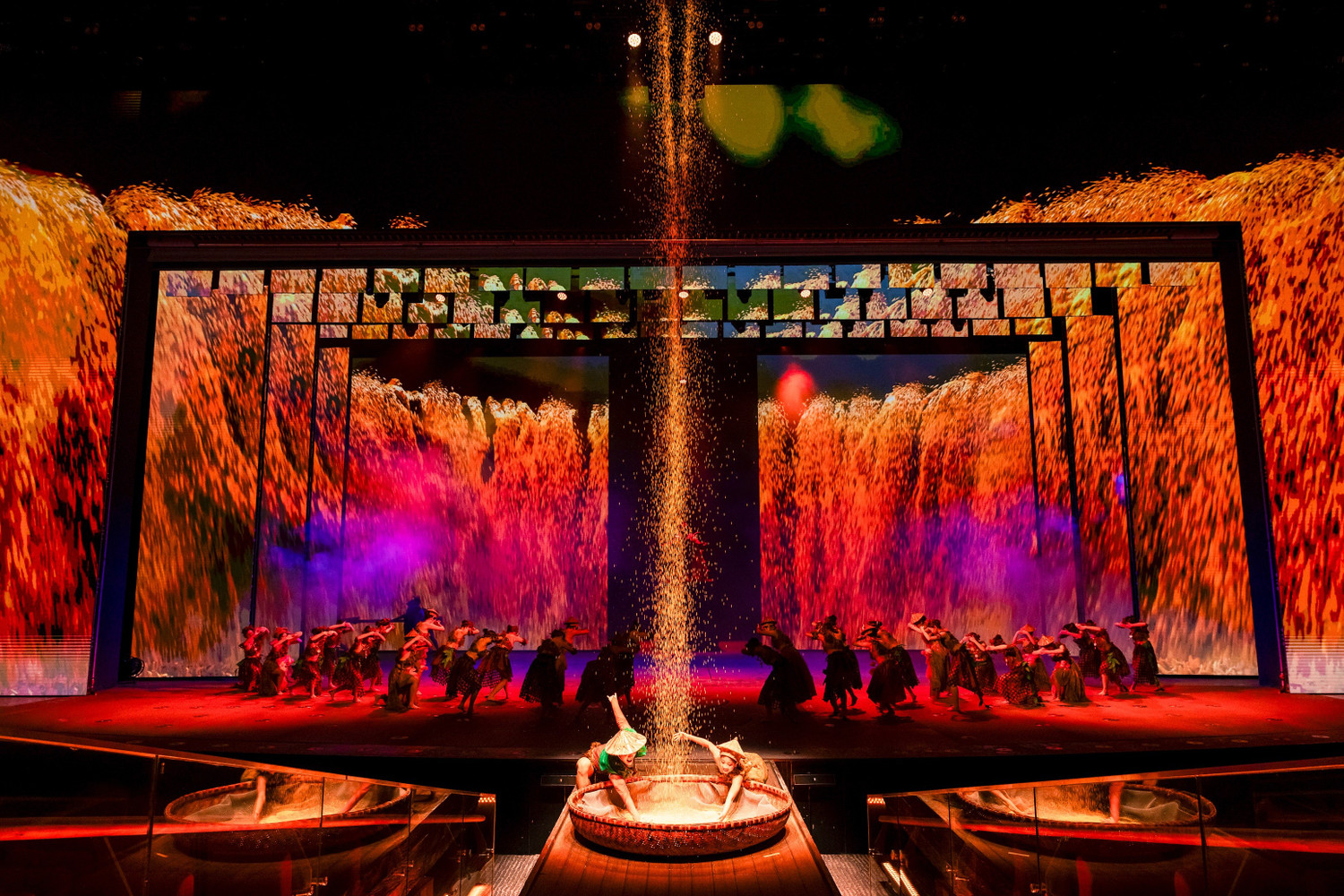 4-chuong-trinh-duoc-thiet-ke-theo-mo-hinh-immersive-theatre-san-khau-nhap-vai-ket-hop-dong-thoi-12-cong-nghe-va-hieu-ung-trinh-dien-tao-nen-trai-nghiem-thi-giac-da-tang-cho-khan-gia.jpg