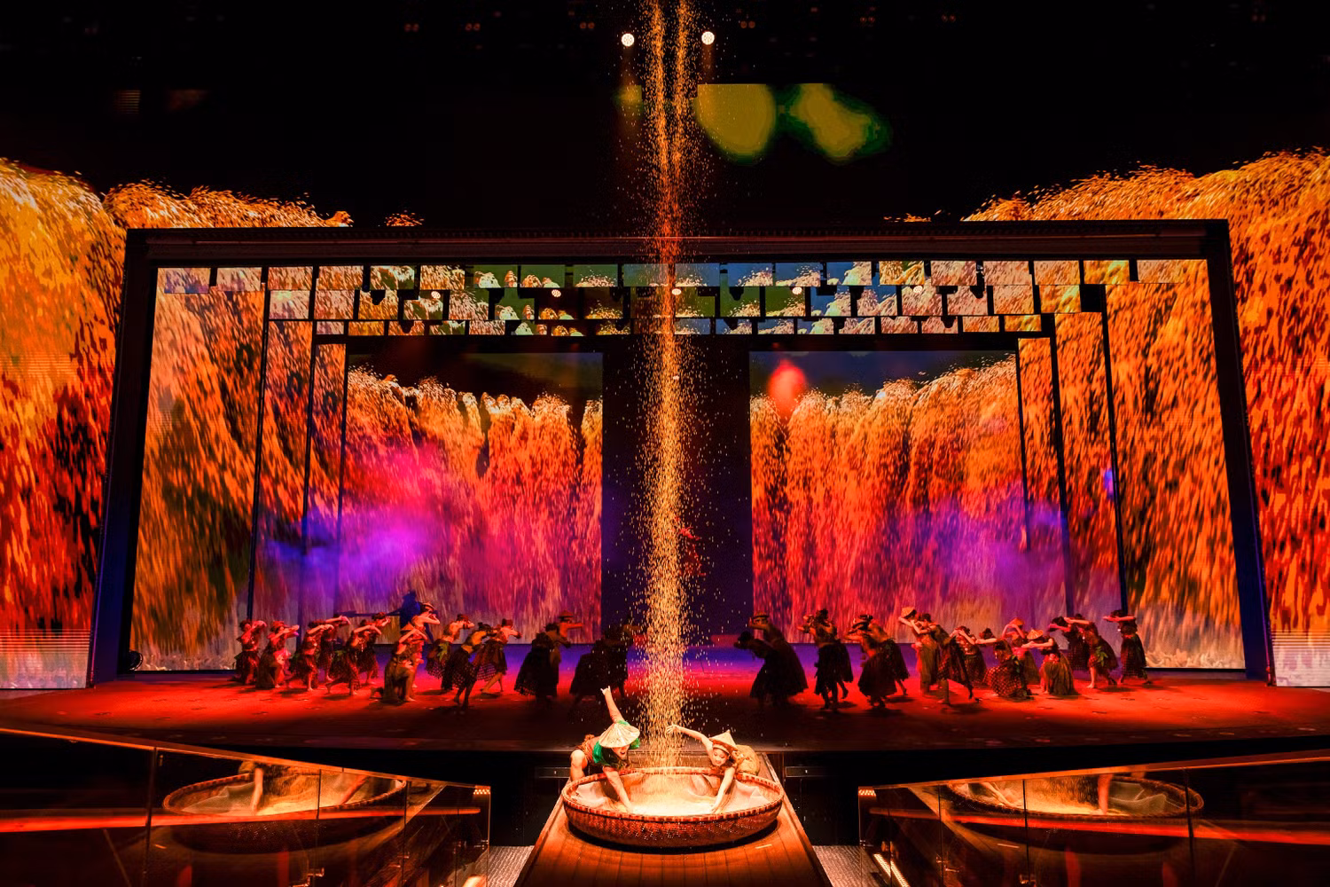 4-chuong-trinh-duoc-thiet-ke-theo-mo-hinh-immersive-theatre-san-khau-nhap-vai-ket-hop-dong-thoi-12-cong-nghe-va-hieu-ung-trinh-dien-tao-nen-trai-nghiem-thi-giac-da-tang-cho-khan-gia.jpg