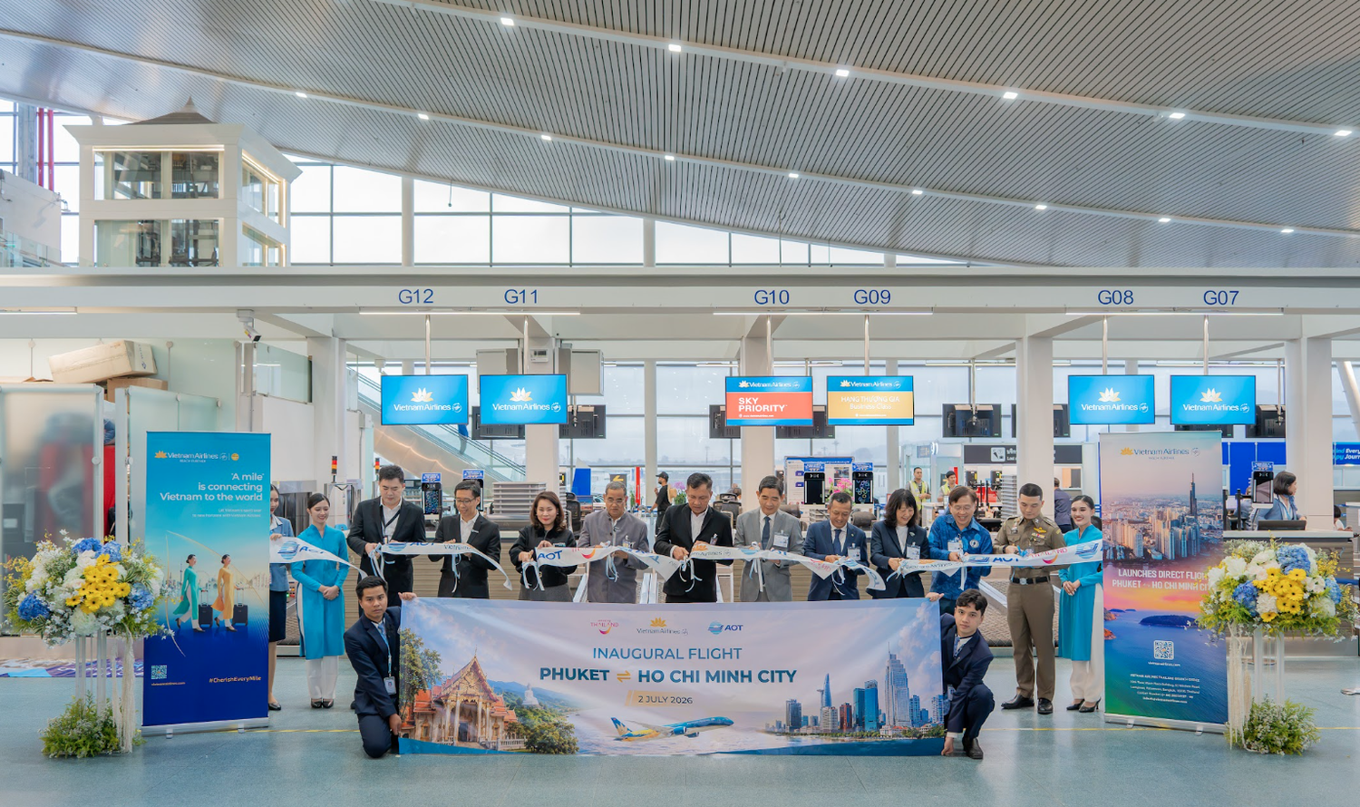 anh-1-dai-dien-vietnam-airlines-cung-dai-dien-co-quan-du-lich-thai-lan-va-cac-don-vi-lien-quan-thuc-hien-nghi-thuc-cat-bang-chinh-thuc-khai-truong-duong-bay-thang-tphcm-phuket.png