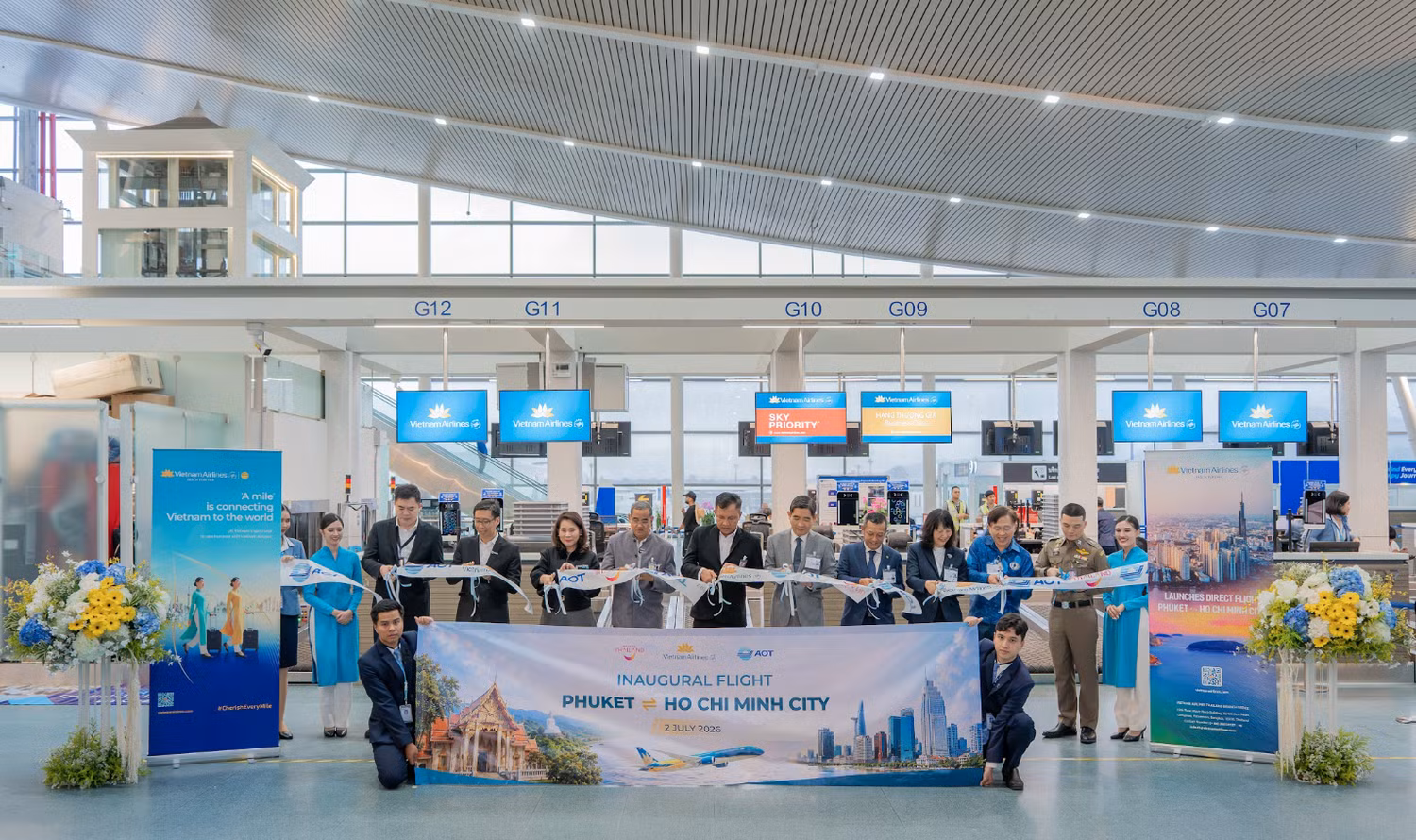 anh-1-dai-dien-vietnam-airlines-cung-dai-dien-co-quan-du-lich-thai-lan-va-cac-don-vi-lien-quan-thuc-hien-nghi-thuc-cat-bang-chinh-thuc-khai-truong-duong-bay-thang-tphcm-phuket.png