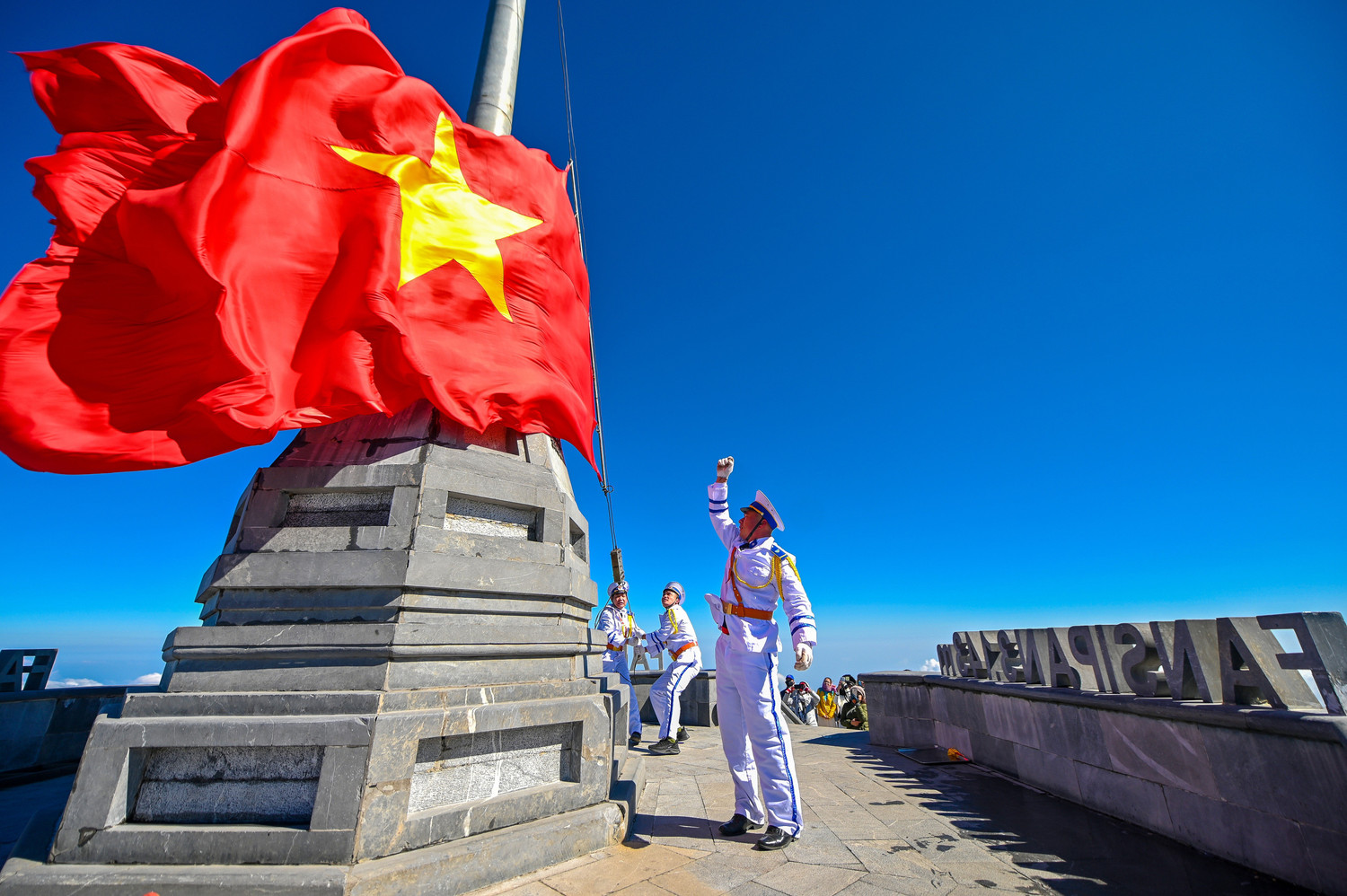 ban-sao-cua-ban-sao-cua-ban-sao-cua-le-thuong-co-tren-dinh-fansipan-sa-pa.jpg