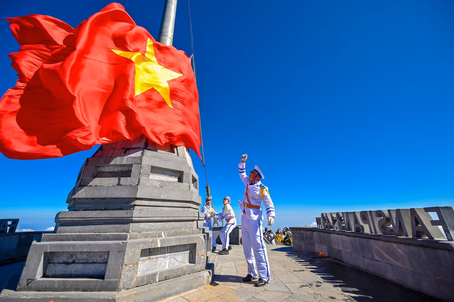 ban-sao-cua-ban-sao-cua-ban-sao-cua-le-thuong-co-tren-dinh-fansipan-sa-pa.jpg