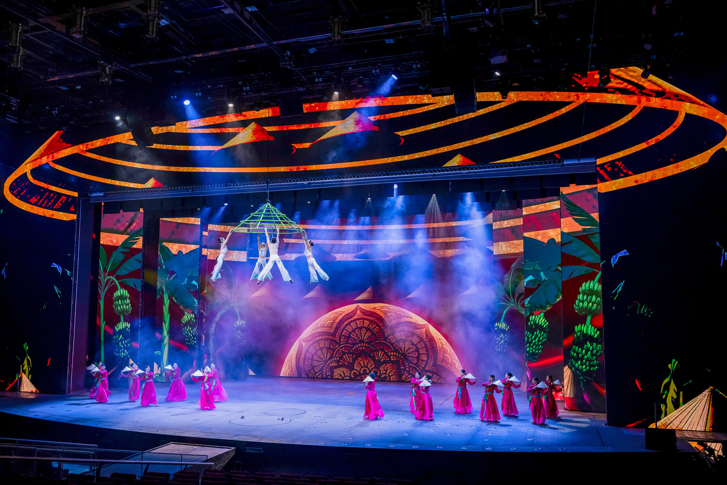 2-cac-nghe-si-thuc-hien-nhung-man-trinh-dien-ky-thuat-tren-khong-ket-hop-ngon-ngu-mua-xiec-va-hieu-ung-san-khau-de-tai-hien-nhung-lat-cat-giau-cam-xuc-cua-lich-su-dan-toc.jpg