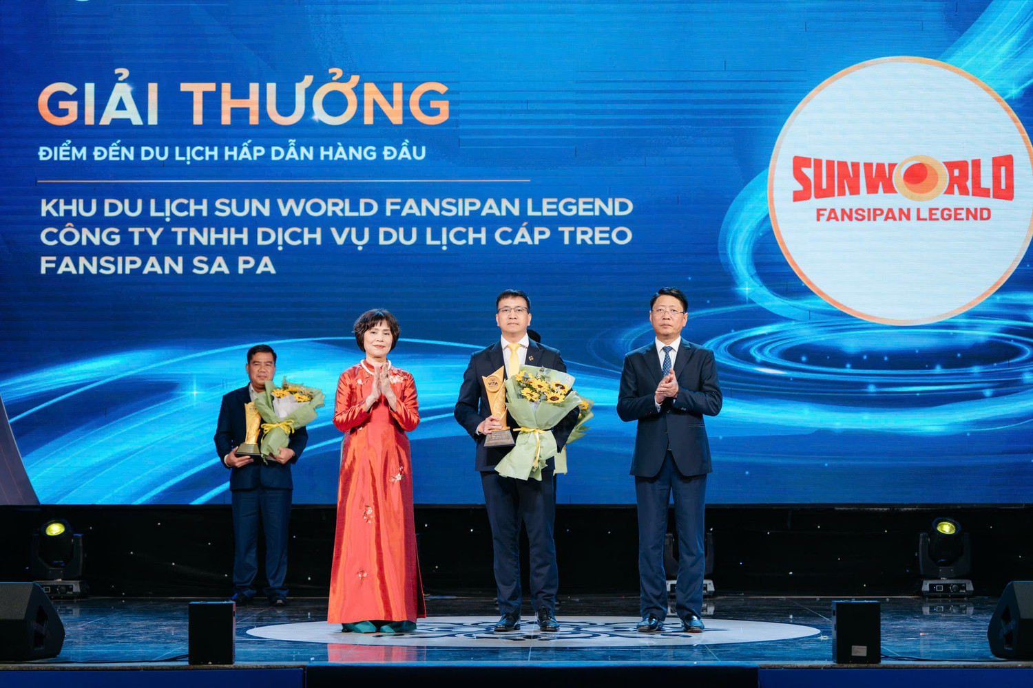 ong-nguyen-anh-vu-pho-giam-doc-sun-world-fansipan-legend-len-nhan-giai-3.jpg