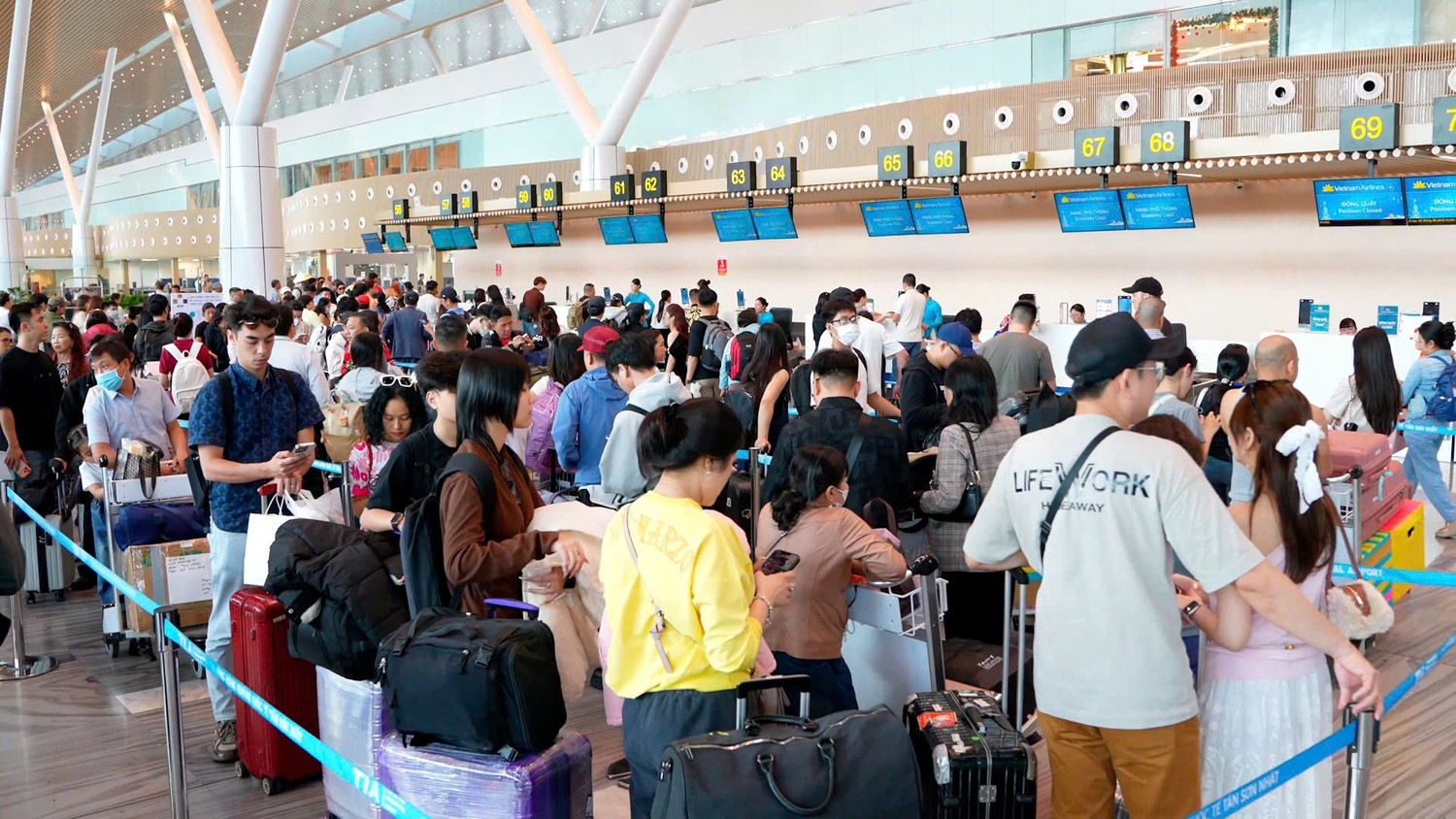 1-vietnam-airlines-tang-them-60-nghin-cho-nang-tong-tai-cung-ung-dip-quoc-khanh-2-9-len-gan-725-nghin-cho-tren-toan-mang-bay.jpg