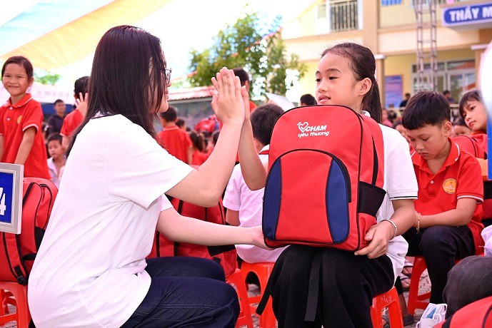 quy-cham-yeu-thuong-trao-tang-cac-hoc-pham-va-vat-dung-hoc-tap-thiet-yeu-truoc-them-nam-hoc-moi.jpg