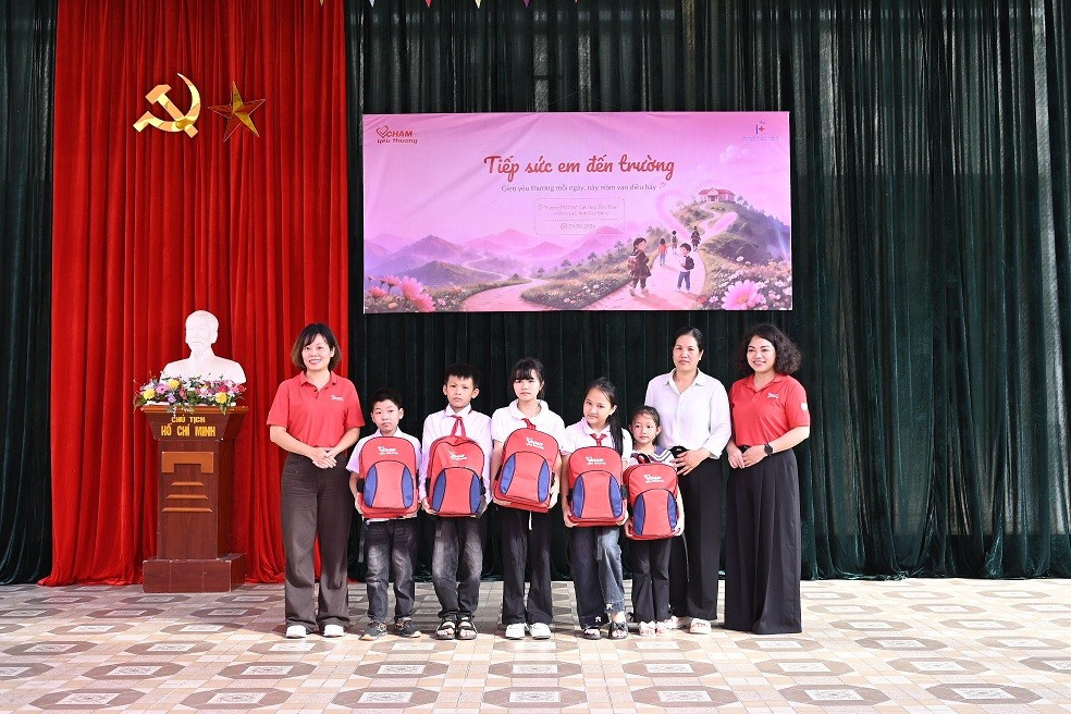 quy-cham-yeu-thuong-da-trao-tang-gan-300-phan-qua-bao-gom-dung-cu-hoc-tap-va-cac-vat-dung-thiet-yeu-toi-tan-tay-cac-em-hoc-sinh.jpg