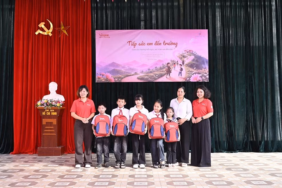 quy-cham-yeu-thuong-da-trao-tang-gan-300-phan-qua-bao-gom-dung-cu-hoc-tap-va-cac-vat-dung-thiet-yeu-toi-tan-tay-cac-em-hoc-sinh.jpg