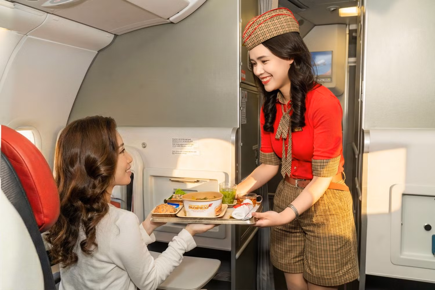 tiep-vien-hang-khong-vietjet-phuc-vu-hanh-khach-business.jpg
