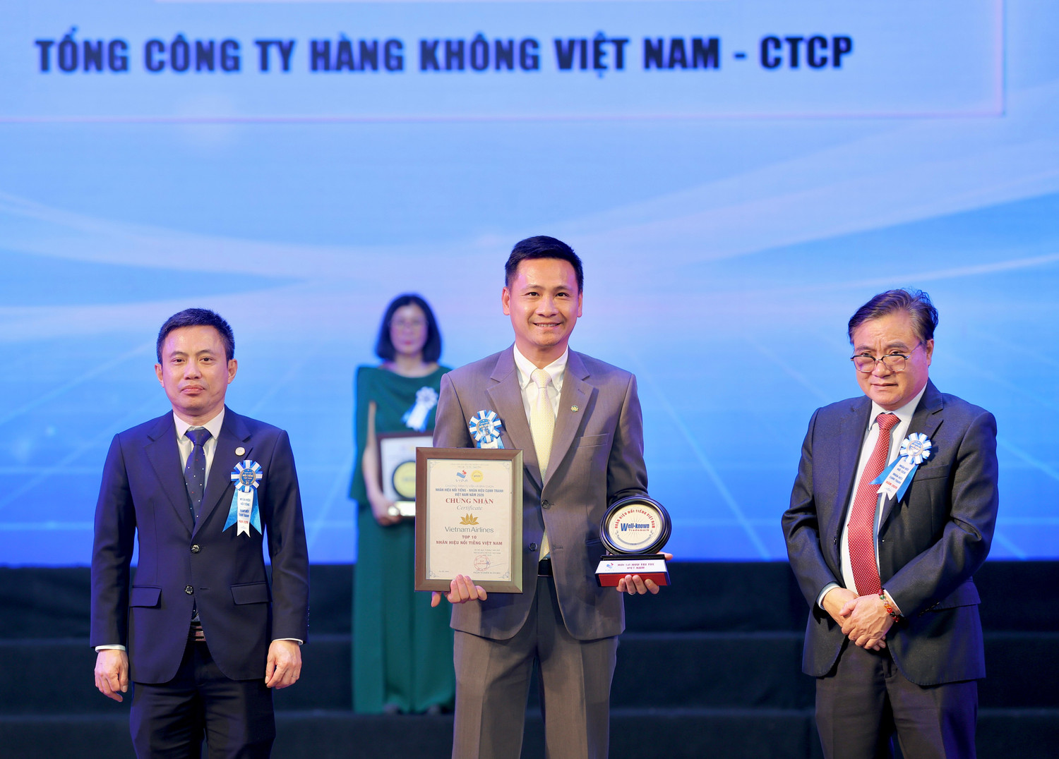 1-vietnam-airlines-duoc-vinh-danh-trong-top-10-nhan-hieu-noi-tieng-viet-nam-nam-2026.jpg