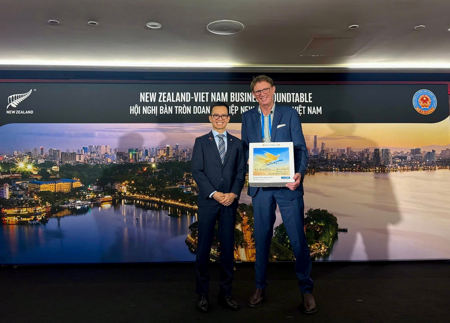 3-ong-nguyen-quang-trung-pho-tong-giam-doc-vietnam-airlines-tang-qua-luu-niem-cho-dai-dien-distinction-hotels-group.jpg