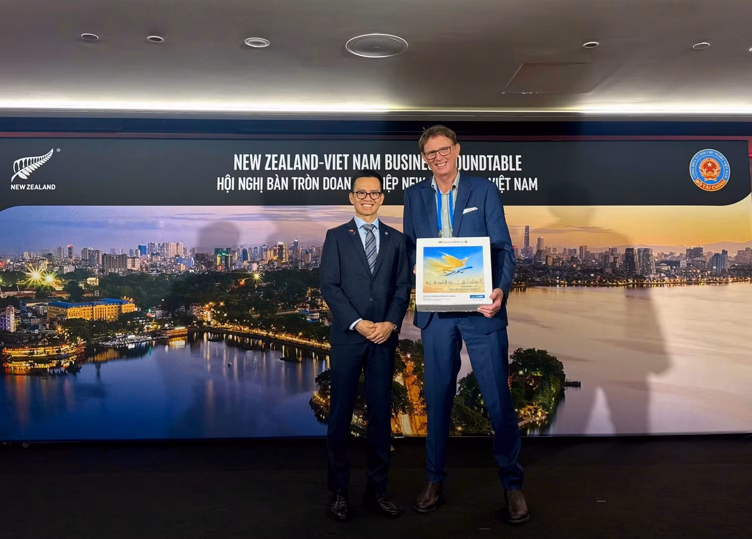 3-ong-nguyen-quang-trung-pho-tong-giam-doc-vietnam-airlines-tang-qua-luu-niem-cho-dai-dien-distinction-hotels-group.jpg