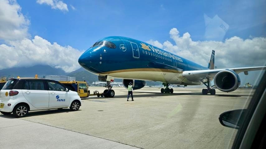 1-chuyen-bay-vn524-cua-vietnam-airlines-hanh-trinh-tphcm-thuong-hai-da-chuyen-huong-ha-canh-xuong-san-bay-hong-kong-de-ho-tro-y-te-khan-cap-cho-mot-hanh-khach-co-van-de-suc-khoe.jpg