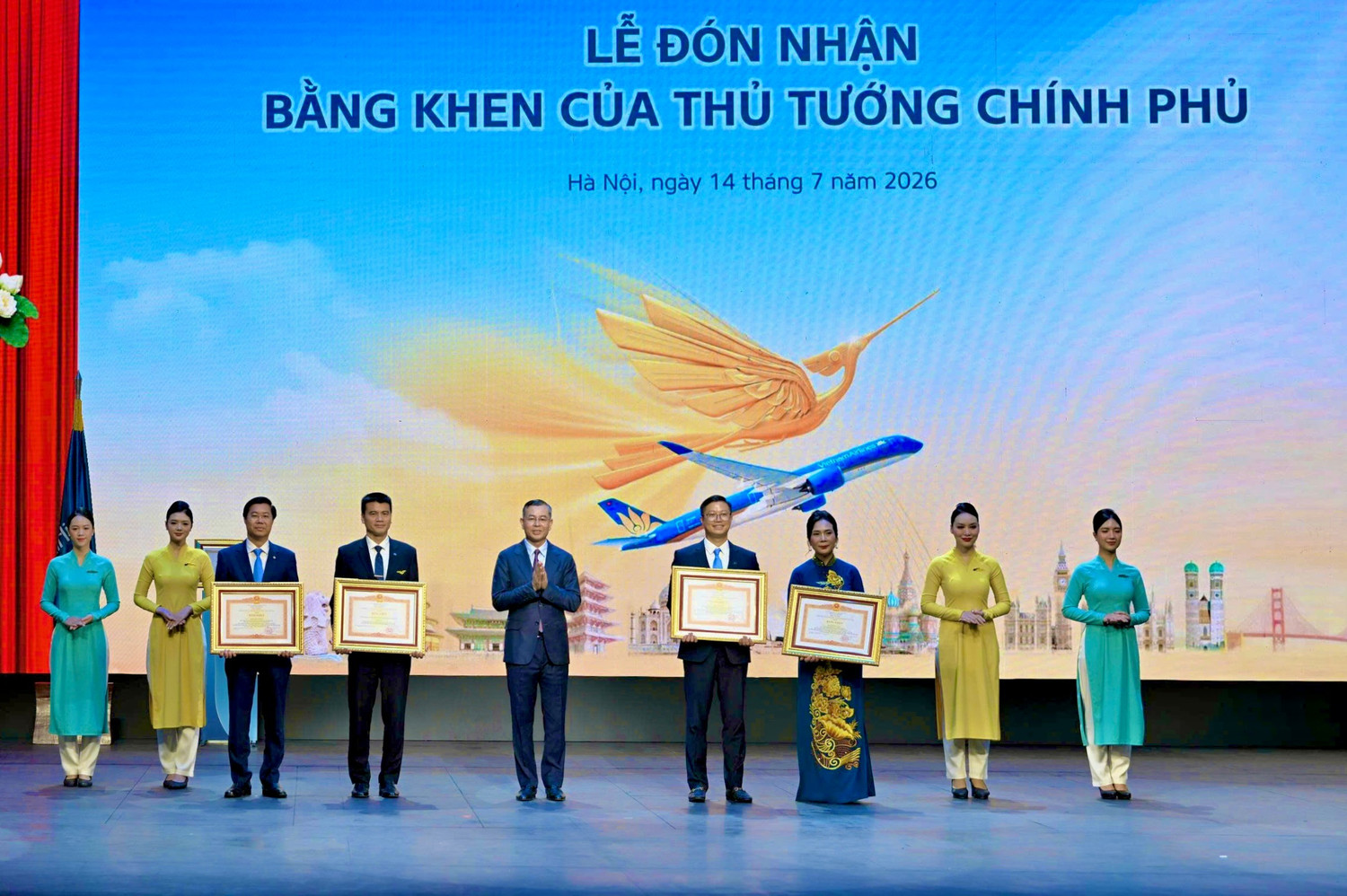 4-dong-chi-ngo-van-tuan-uy-vien-ban-chap-hanh-trung-uong-dang-bo-truong-bo-tai-chinh-trao-tang-bang-khen-cua-thu-tuong-chinh-phu-cho-ca-nhan-thuoc-ban-vi-su-tien-bo-cua-phu-nu-vietnam-airlines-anh-vna.jpg