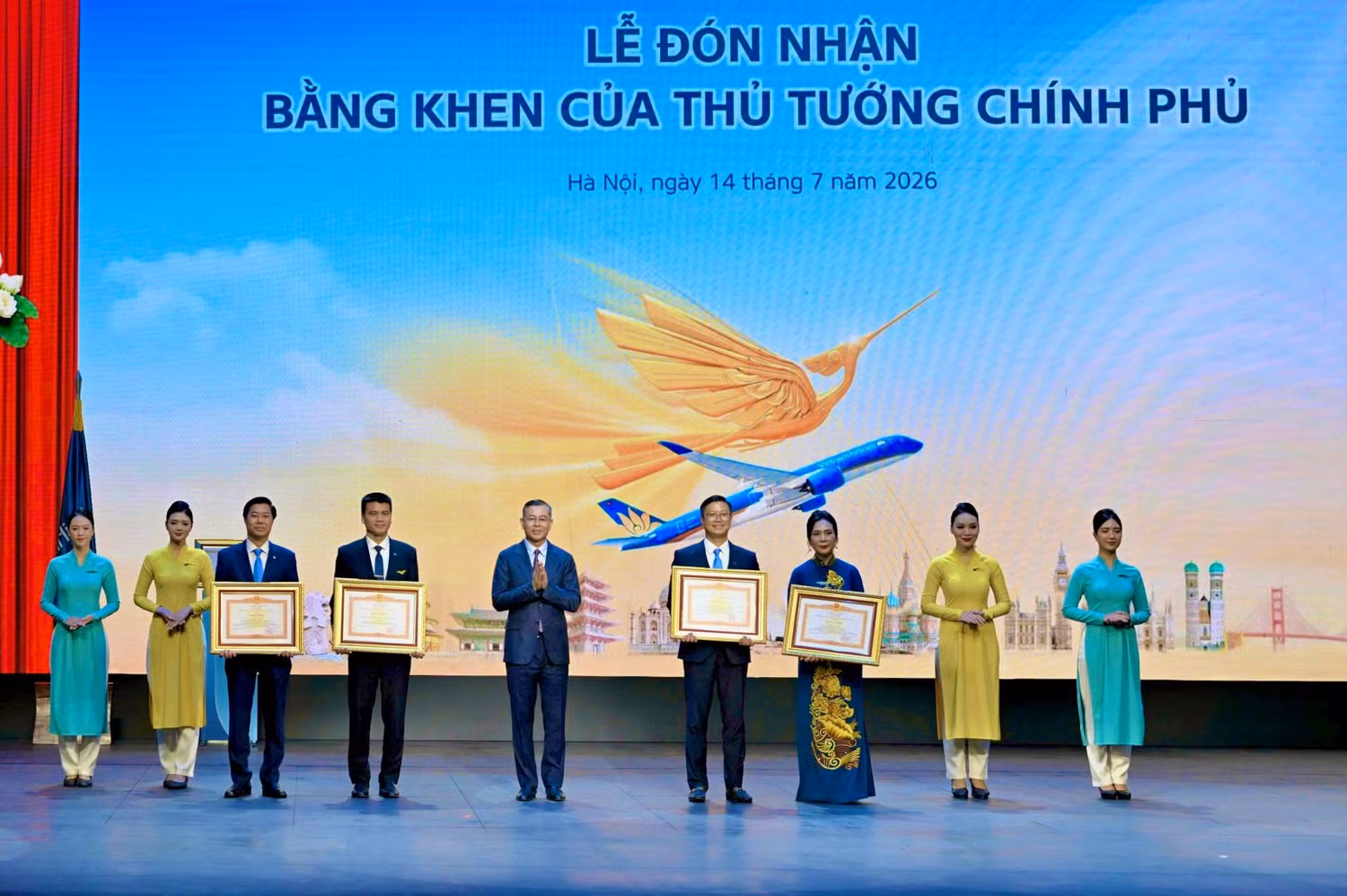 4-dong-chi-ngo-van-tuan-uy-vien-ban-chap-hanh-trung-uong-dang-bo-truong-bo-tai-chinh-trao-tang-bang-khen-cua-thu-tuong-chinh-phu-cho-ca-nhan-thuoc-ban-vi-su-tien-bo-cua-phu-nu-vietnam-airlines-anh-vna.jpg