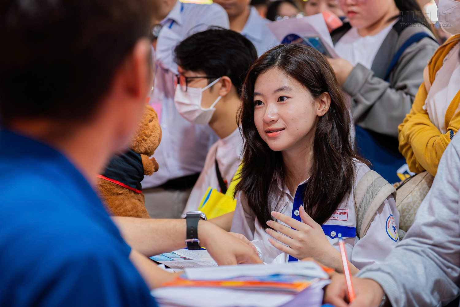 Thí sinh tìm hiểu về chính sách học bổng dành cho tân sinh viên của HUFLIT trước khi chốt nguyện vọng