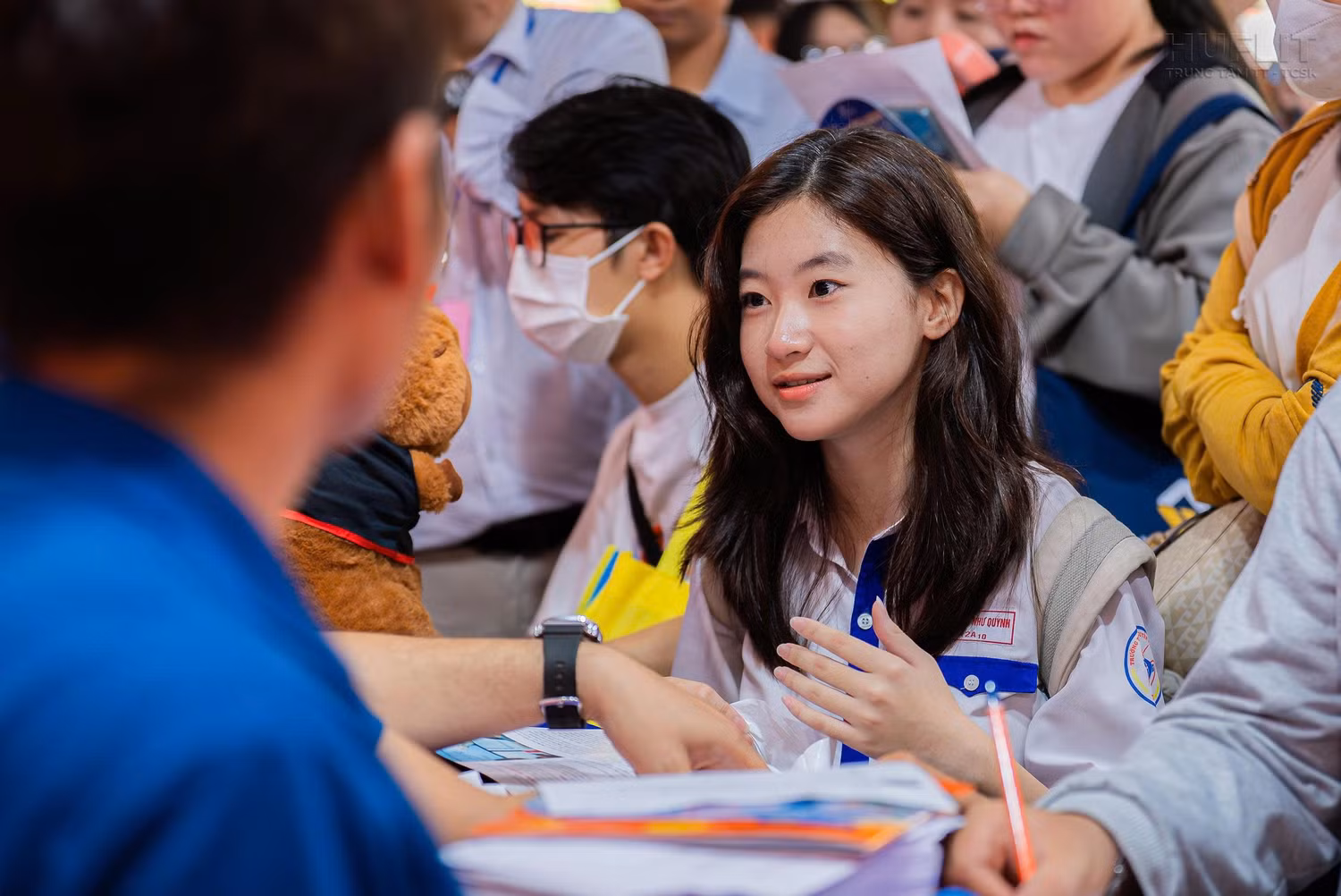 Thí sinh tìm hiểu về chính sách học bổng dành cho tân sinh viên của HUFLIT trước khi chốt nguyện vọng