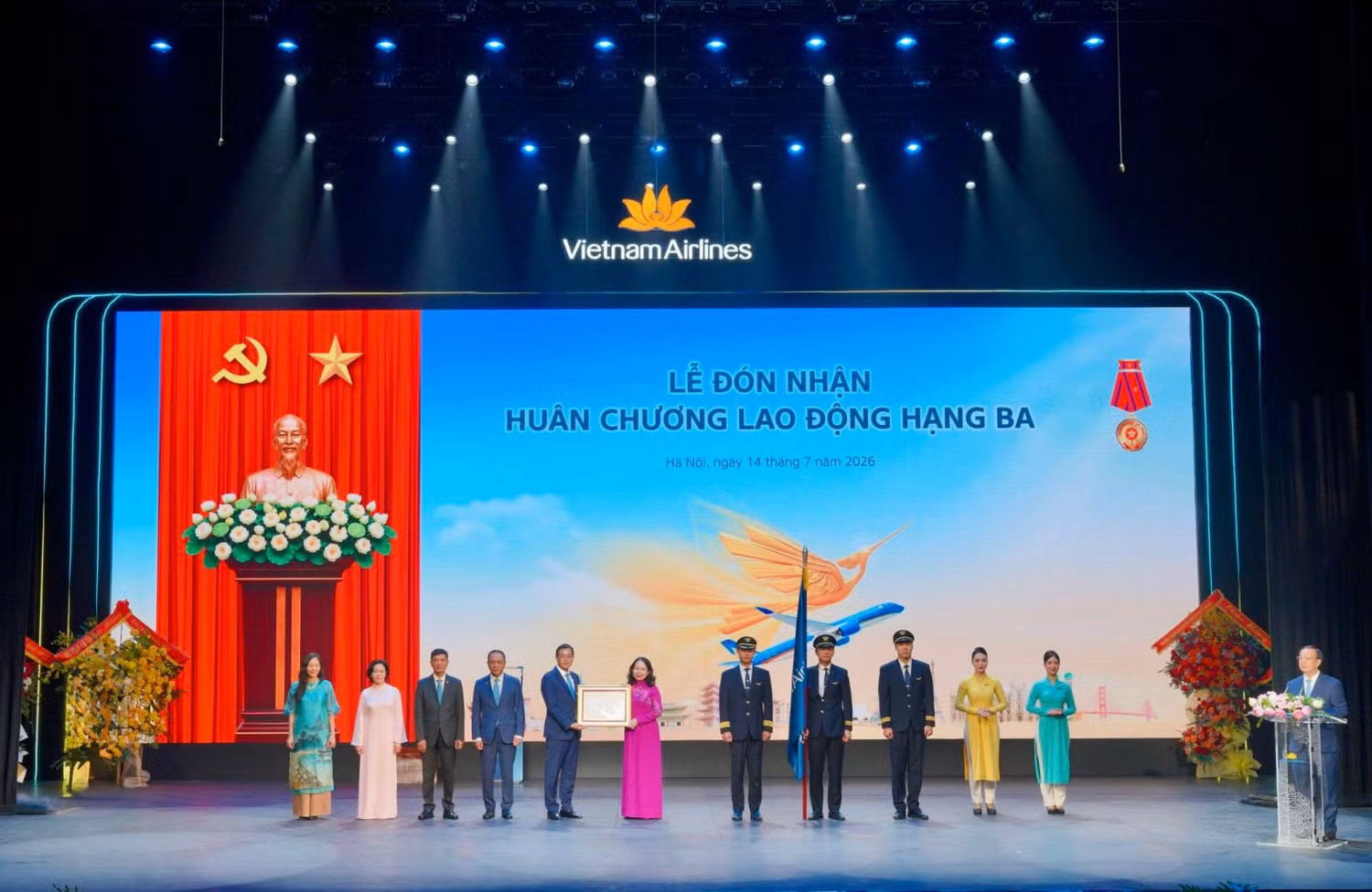1-pho-chu-tich-nuoc-vo-thi-anh-xuan-trao-huan-chuong-lao-dong-hang-ba-cho-tong-cong-ty-hang-khong-viet-nam-anh-vna.jpg