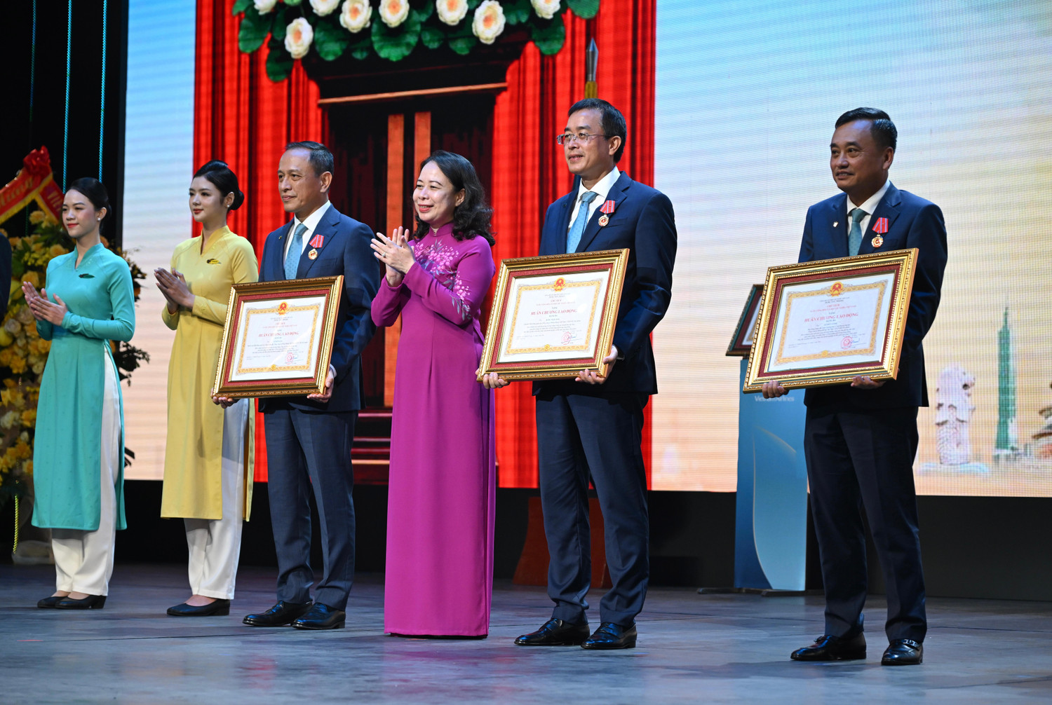 2-pho-chu-tich-nuoc-vo-thi-anh-xuan-trao-huan-chuong-lao-dong-hang-ba-cho-lanh-dao-vietnam-airlines-anh-vna.jpg